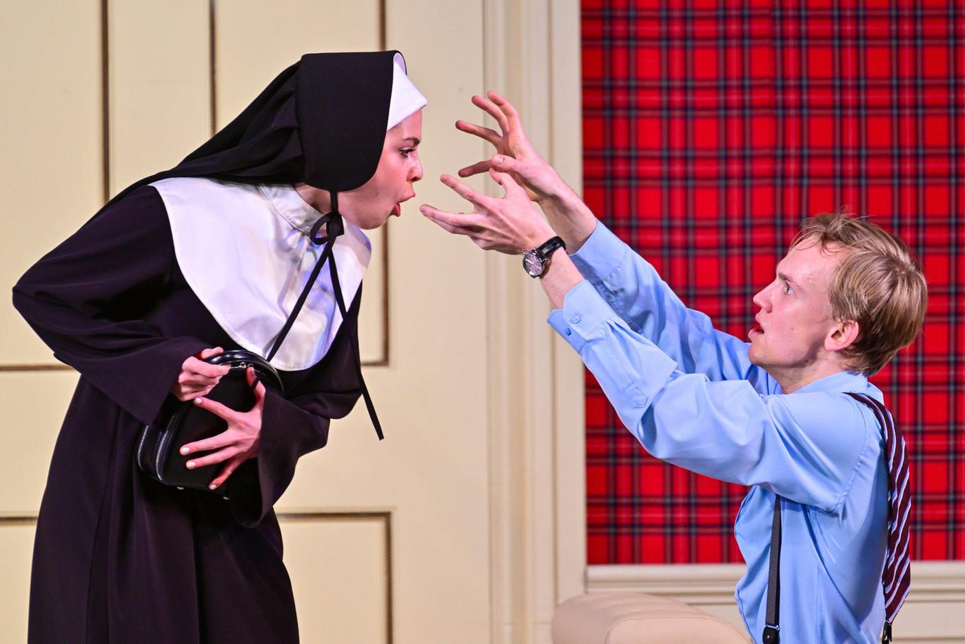 Актёры Милана Бру в роли Пионы и Владислав Миллер в роли Джорджа Пигдена во время показа спектакля Владимира Машкова "ТОТ самый №13".