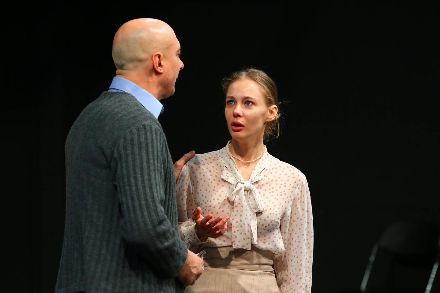 Исполнители главных ролей в спектакле "Спешите делать добро" — актёры Александр Хованский и Татьяна Бабенкова. 
