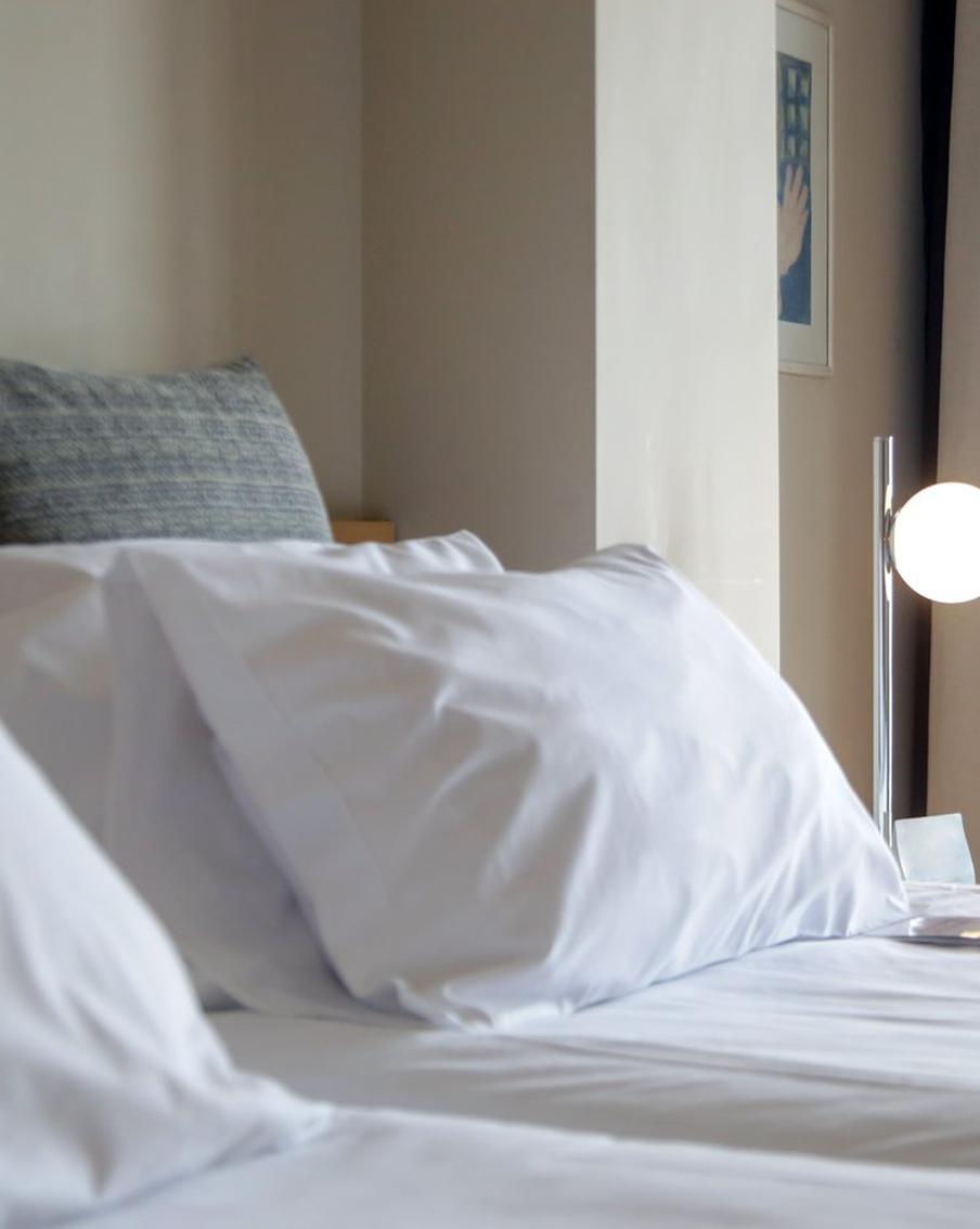 Крупные отельные сети ушли из "Яндекс.Путешествий" из-за роста комиссии. Несколько ведущих гостиничных операторов прекратили продажи через сервис бронирования после изменения условий сотрудничества, опасаясь удорожания услуг и падения маржинальности