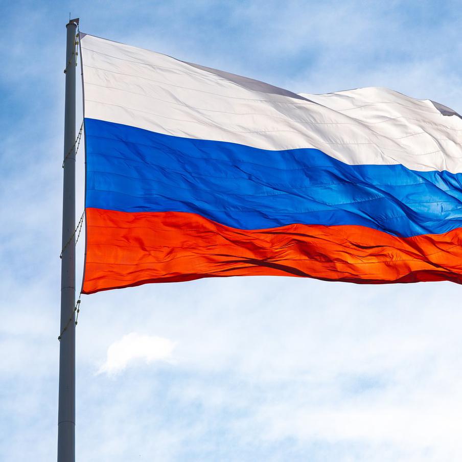 Российский флаг появился на трибунах Олимпиады в Милане. Неожиданный эпизод произошёл во время женского хоккейного матча между национальными сборными США и Чехии, несмотря на действующие ограничения на символику