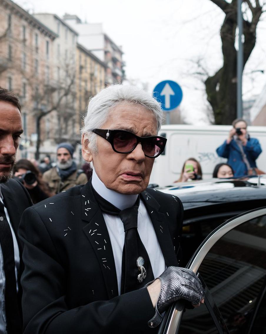 Завещание Карла Лагерфельда оказалось под угрозой пересмотра. Спустя годы после смерти модельера его наследство на сотни миллионов евро может быть перераспределено из-за судебного спора, поставившего под сомнение последний документ кутюрье
