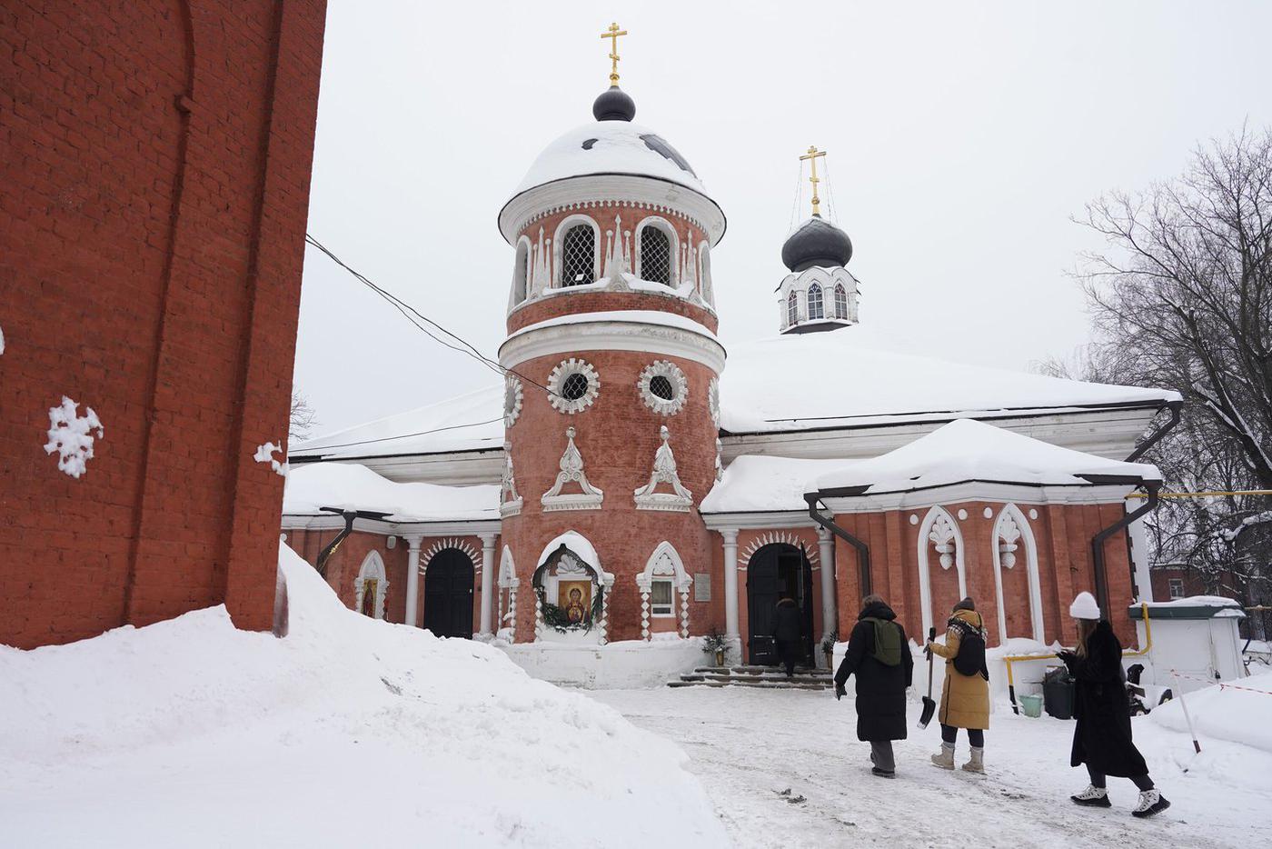 Дочь-инвалид рыдала, а священник поминал Ахматову: прощание со вдовой Баталова