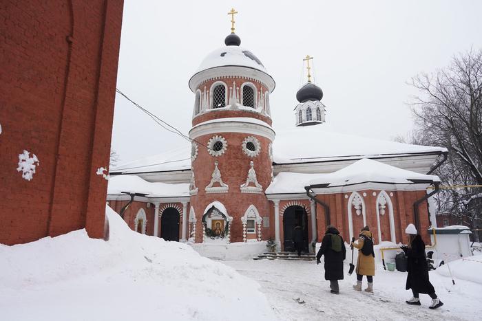 Дочь-инвалид рыдала, а священник поминал Ахматову: прощание со вдовой Баталова
