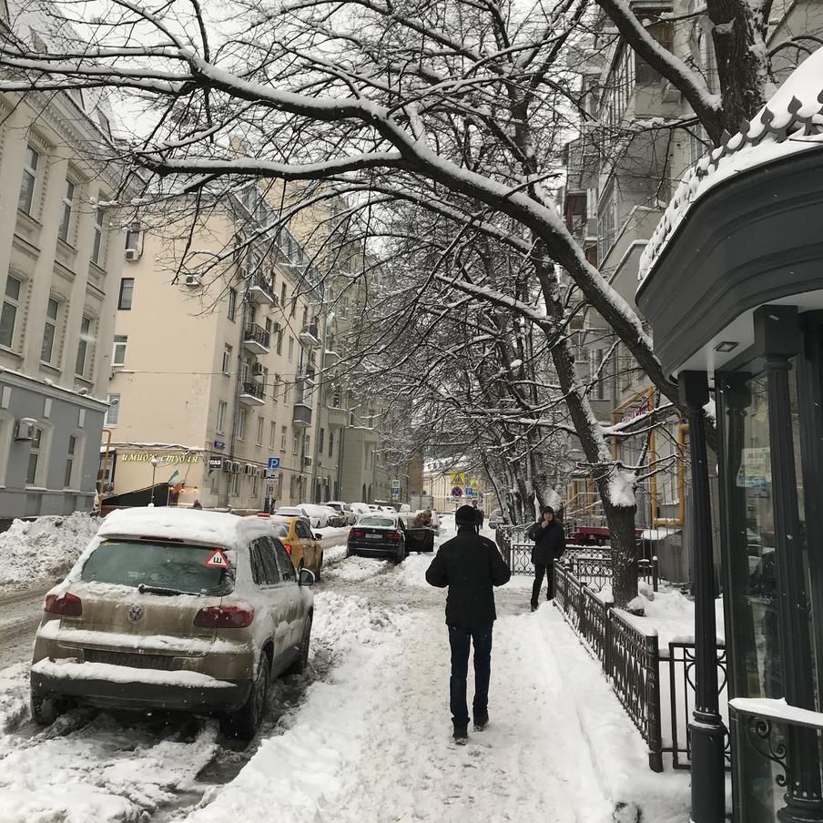 В Москве в пятницу прогнозируют пасмурную погоду и небольшой снег. Пятница в столице будет холодной и облачной, ожидается небольшой снег, температура воздуха опустится до минус 13 градусов