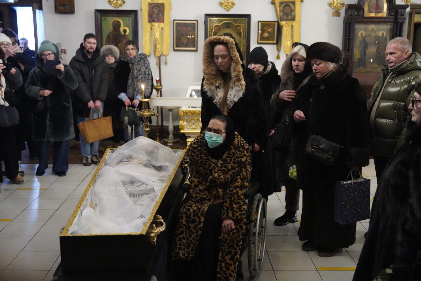 Дочь вдовы Баталова возле гроба матери