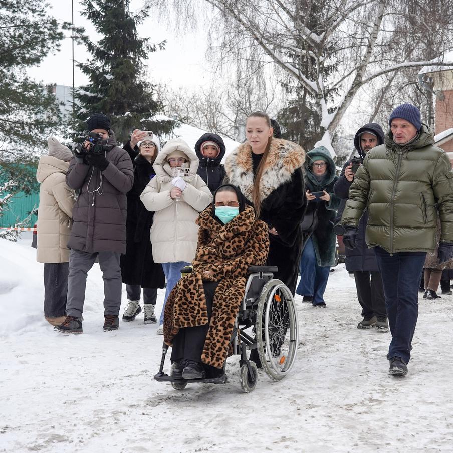 Адвокат прямо у гроба вдовы Баталова раскрыл все детали по наследству. На Преображенском кладбище Москвы простились с Гитаной Леонтенко, вдовой Алексея Баталова. Сразу после панихиды, прямо у гроба, адвокат семьи огласил список объектов имущества, ставших теперь наследством Марии Баталовой