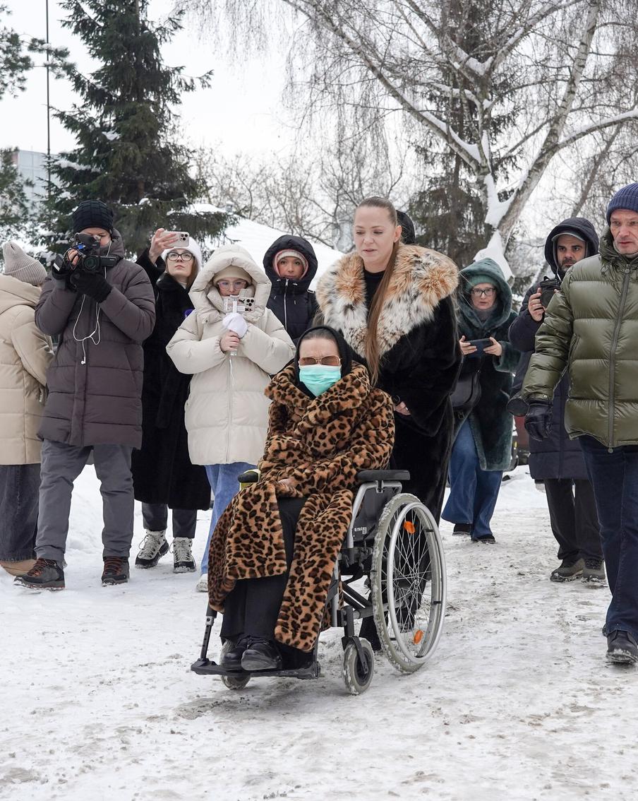 Адвокат прямо у гроба вдовы Баталова раскрыл все детали по наследству. На Преображенском кладбище Москвы простились с Гитаной Леонтенко, вдовой Алексея Баталова. Сразу после панихиды, прямо у гроба, адвокат семьи огласил список объектов имущества, ставших теперь наследством Марии Баталовой