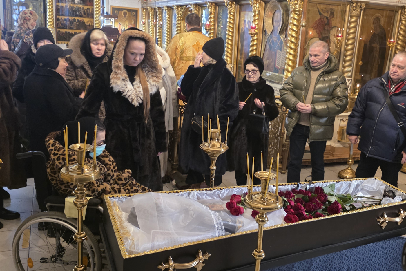 Дочь-инвалид вдовы Баталова у гроба матери