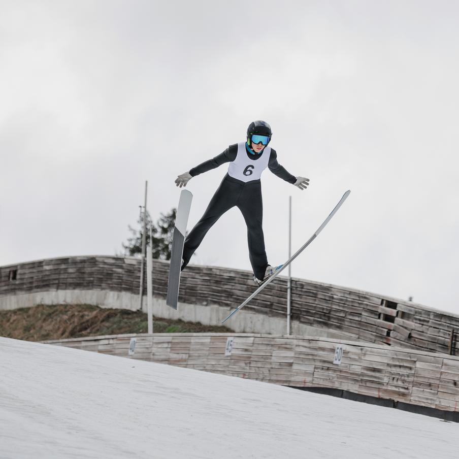 Олимпийских прыгунов заподозрили в увеличении пенисов ради дальности полёта. На Олимпиаде в Италии возник необычный допинговый скандал. СМИ утверждают, что спортсмены могли использовать косметологические процедуры для увеличения половых органов c целью получения более аэродинамичной экипировки