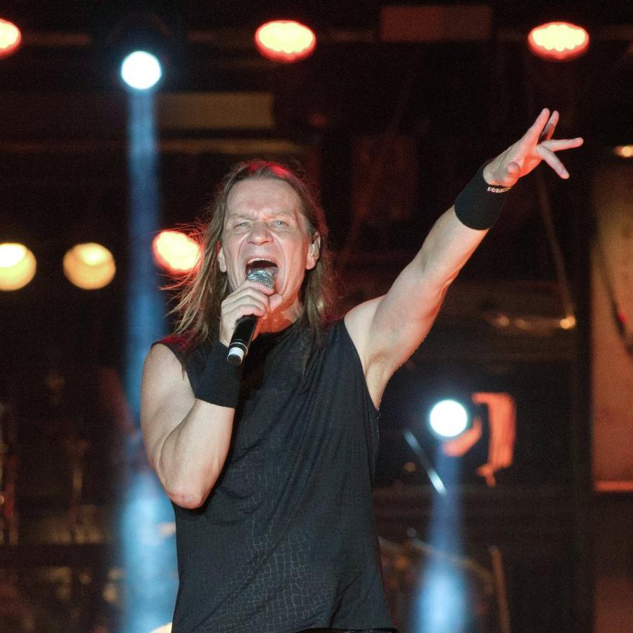 Группа "Кипелов" спела а капелла после отключения света на концерте в Белгороде. Выступление группы "Кипелов" в Белгороде неожиданно продолжилось в полной темноте – музыканты и зрители вместе исполнили легендарного "Беспечного ангела" без аппаратуры