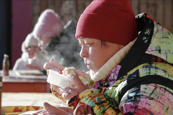 "Активнее работаем вилками": чемпионат по поеданию холодца собрал самых отчаянных