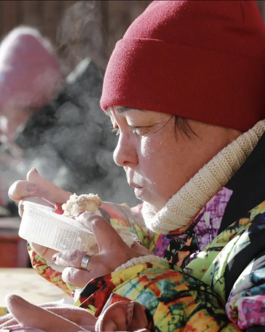 "Активнее работаем вилками": чемпионат по поеданию холодца собрал самых отчаянных