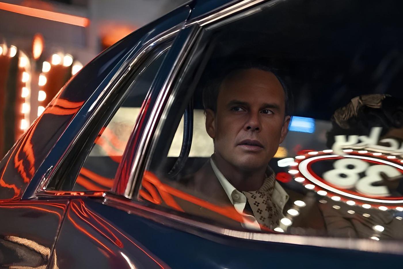 Купер Говард (Уолтер Гоггинс) едет по улицам довоенного Лас-Вегаса