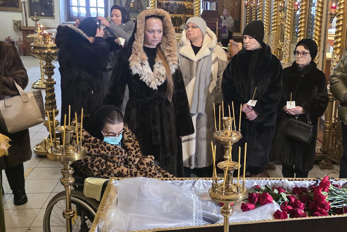 Мария Баталова у гроба матери.