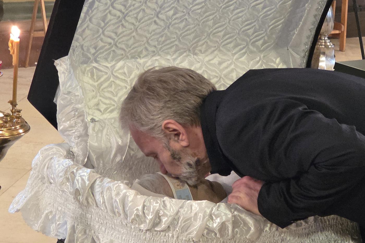 Сын прощается со Светланой Жильцовой.