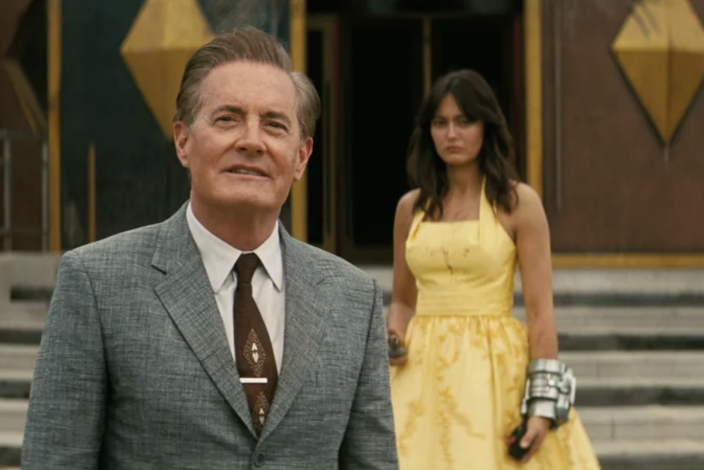 Хэнк Маклин (Кайл Маклахлен) раскрывает главной героине – дочери Люси – свой главный секрет