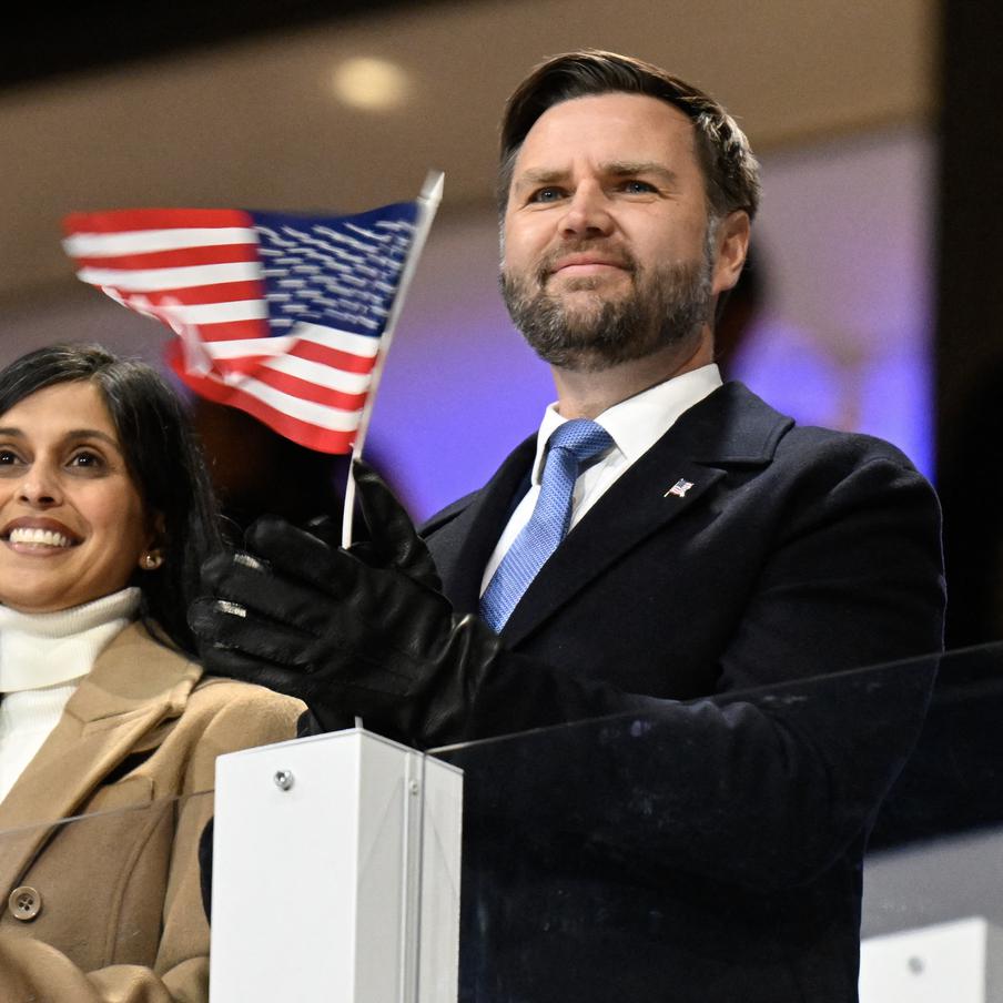 Вице-президента США Джей Ди Вэнса освистали на церемонии открытия Олимпиады. Американский политик и олимпийская делегация США были освистаны публикой в ходе церемонии открытия зимней Олимпиады в Италии. Это произошло, когда вице-президент страны появился в объективе телекамер