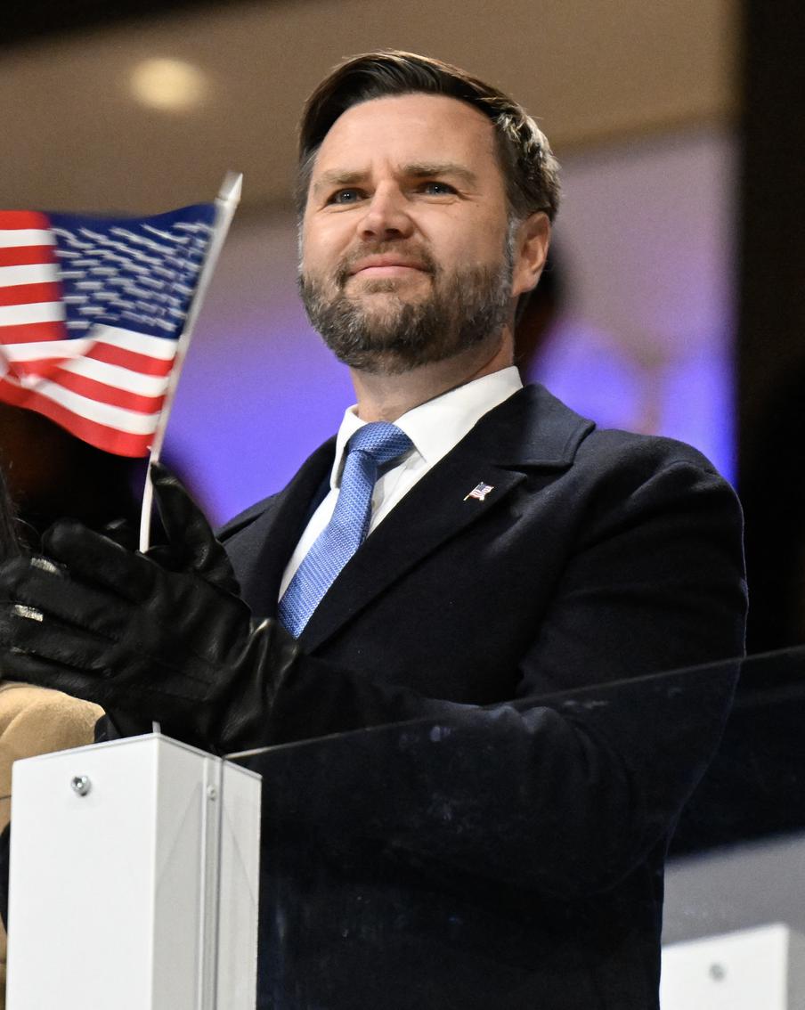 Вице-президента США Джей Ди Вэнса освистали на церемонии открытия Олимпиады. Американский политик и олимпийская делегация США были освистаны публикой в ходе церемонии открытия зимней Олимпиады в Италии. Это произошло, когда вице-президент страны появился в объективе телекамер