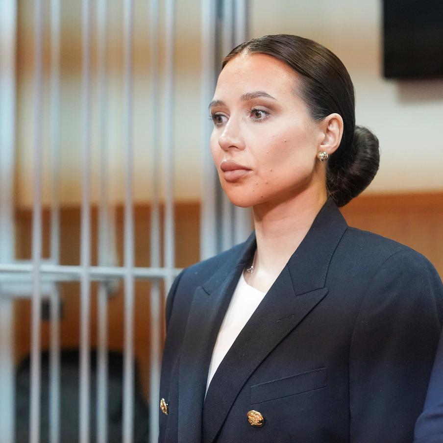 У блогера Лерчек изъяли 22 комплекта украшений и 46 миллионов рублей наличными. В рамках расследования уголовного дела, возбуждённого в отношении блогера Валерии Чекалиной, известной как Лерчек, следственные органы обнаружили и изъяли большое количество дорогостоящих предметов и денежных средств