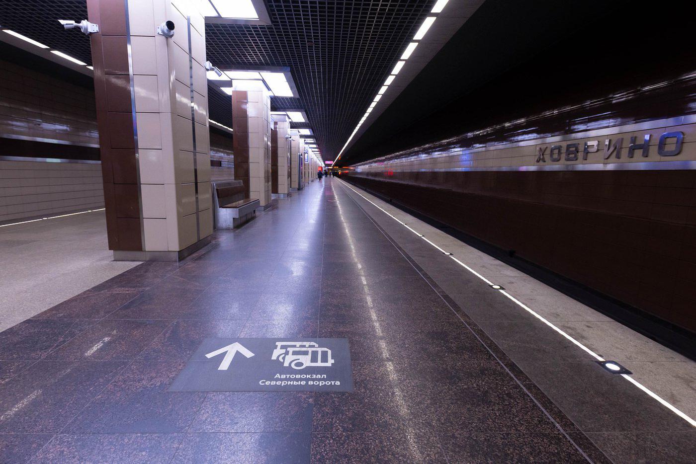 На новых указателях используются привычные цветные пиктограммы и шрифт Московского транспорта, который перекликается со всей системой городской навигации.