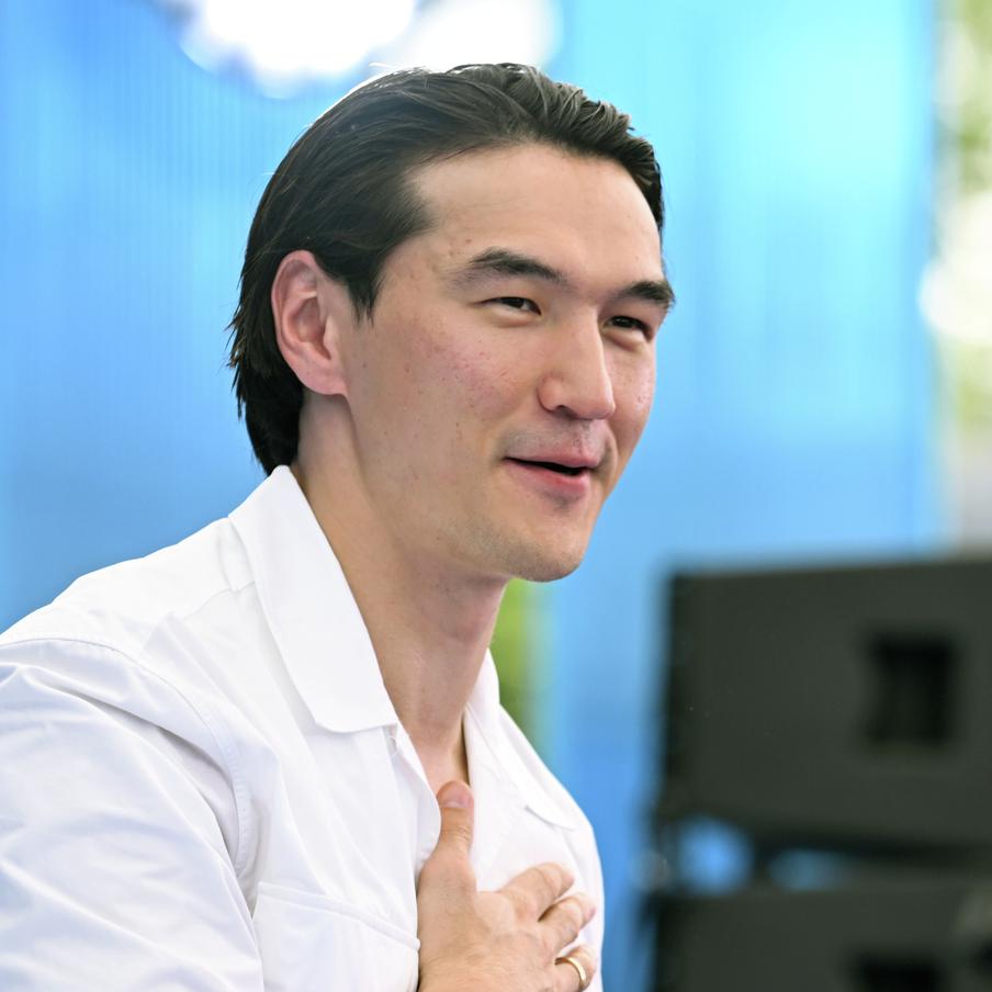 Нурлан Сабуров вернулся в Казахстан после запрета на пребывание в России. Согласно решению российских властей, казахстанскому комику был на 50 лет запрещён въезд в Россию. После этого он был вынужден вернуться в Казахстан