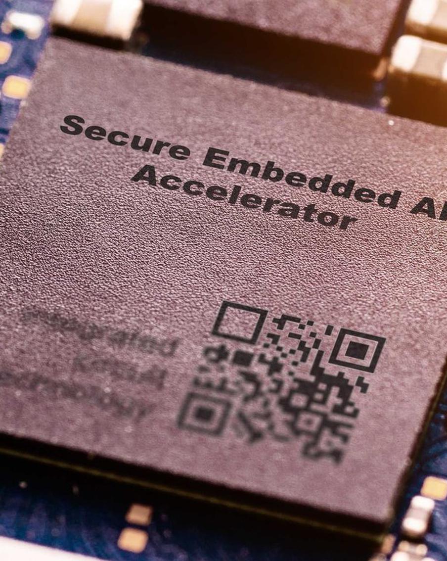 Брата президента ОАЭ обвинили в подкупе президента США Дональда Трампа. Брат президента ОАЭ шейх Тахнун бин Заид Аль Нахайян мог вложиться в криптовалютную компанию Трампа ради получения страной чипов для искусственного интеллекта