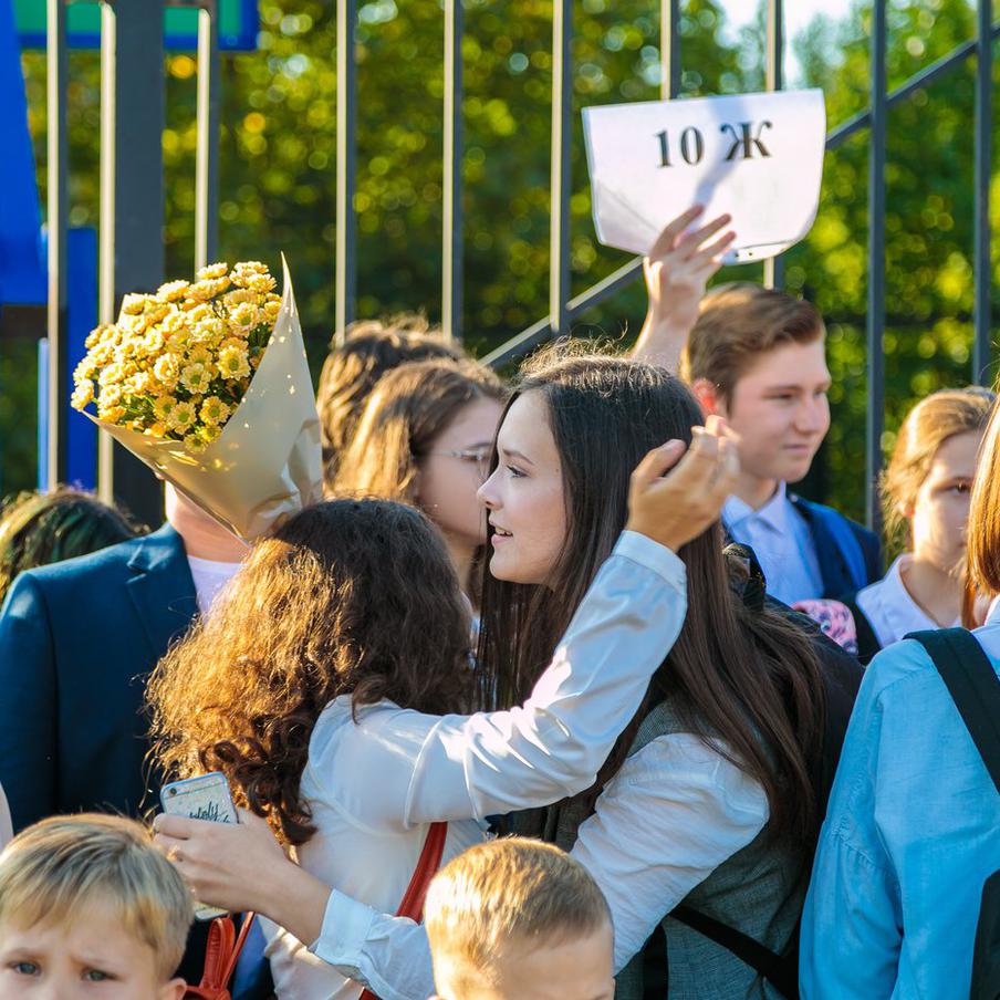 В России рекордно сократилась доля переходящих в 10-й класс школьников. Согласно ежегодному сборнику "Индикаторы образования" Высшей школы экономики, в 2024 году наблюдается наименьшая за последние 25 лет разница между числом выпускников 9-х классов, решивших продолжить обучение в школе, и теми, кто выбрал получение среднего профессионального образования в колледжах