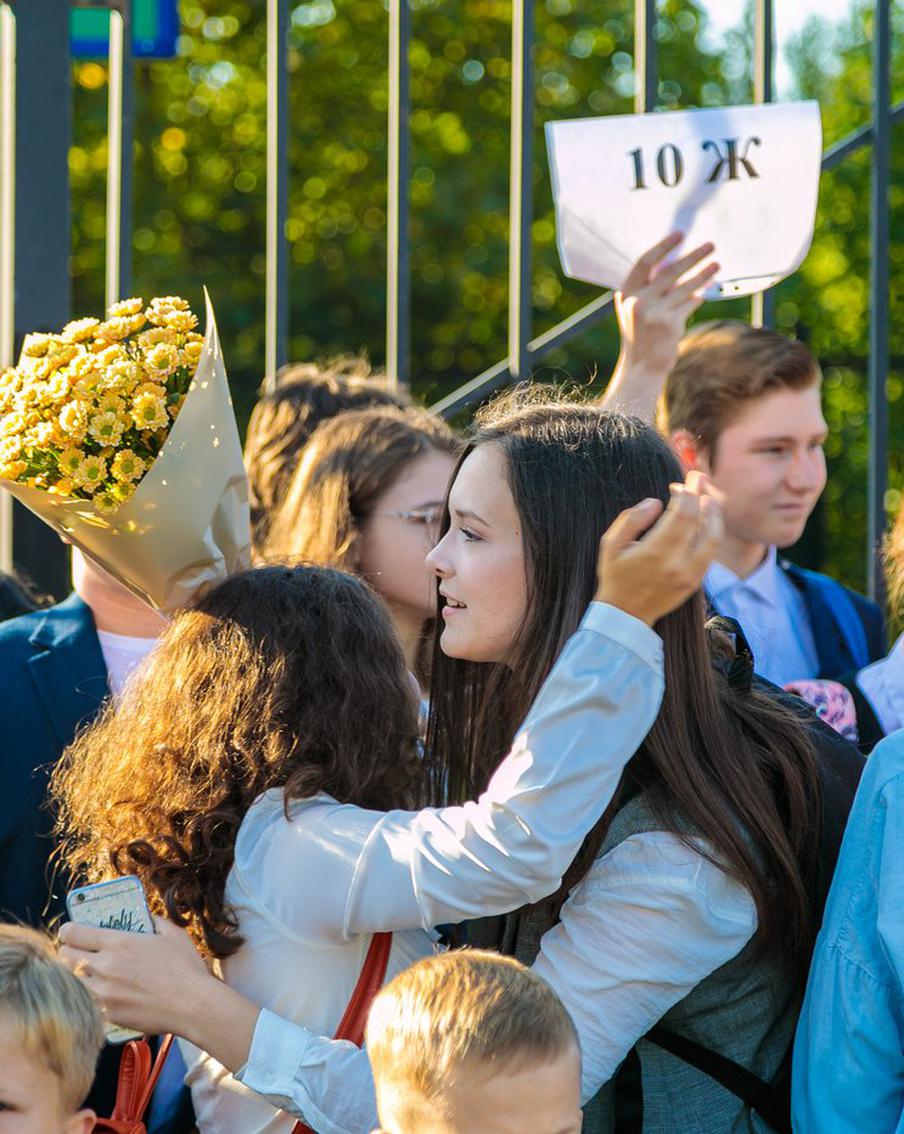 В России рекордно сократилась доля переходящих в 10-й класс школьников. Согласно ежегодному сборнику "Индикаторы образования" Высшей школы экономики, в 2024 году наблюдается наименьшая за последние 25 лет разница между числом выпускников 9-х классов, решивших продолжить обучение в школе, и теми, кто выбрал получение среднего профессионального образования в колледжах