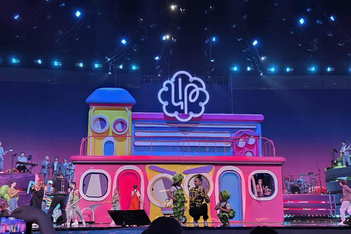 Фрагмент шоу Аниты Цой в Кремлёвском дворце.