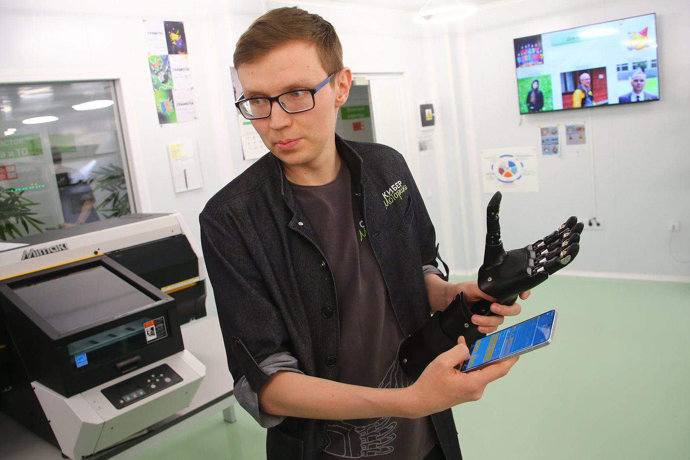 Надеюсь, что "руку" нельзя будет взломать с чужого смартфона, иначе розыгрышей владельцу точно будет не избежать.