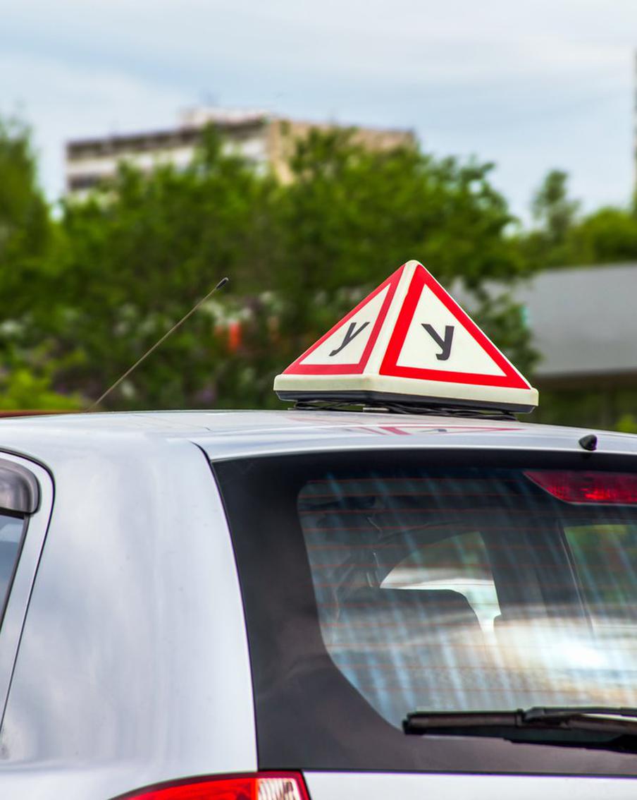 Россиянам могут разрешить сдавать экзамены на права без медсправки. В России обсуждается возможность отмены обязательного предъявления медицинской справки при сдаче экзаменов на получение водительских прав. Это нововведение может быть реализовано для заявителей, подающих заявку через портал "Госуслуги", при условии, что информация о состоянии здоровья кандидата уже содержится в реестре медицинских данных