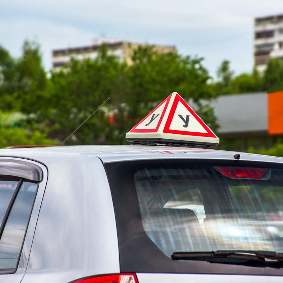 Россиянам могут разрешить сдавать экзамены на права без медсправки. В России обсуждается возможность отмены обязательного предъявления медицинской справки при сдаче экзаменов на получение водительских прав. Это нововведение может быть реализовано для заявителей, подающих заявку через портал "Госуслуги", при условии, что информация о состоянии здоровья кандидата уже содержится в реестре медицинских данных