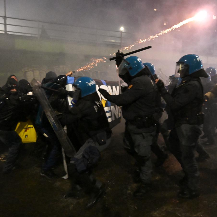 В первый день зимней Олимпиады Италию охватили протесты против её проведения. Тысячи протестующих вышли на марш против проведения в Италии Олимпиады в день её начала. Акция закончилась столкновениями с полицией