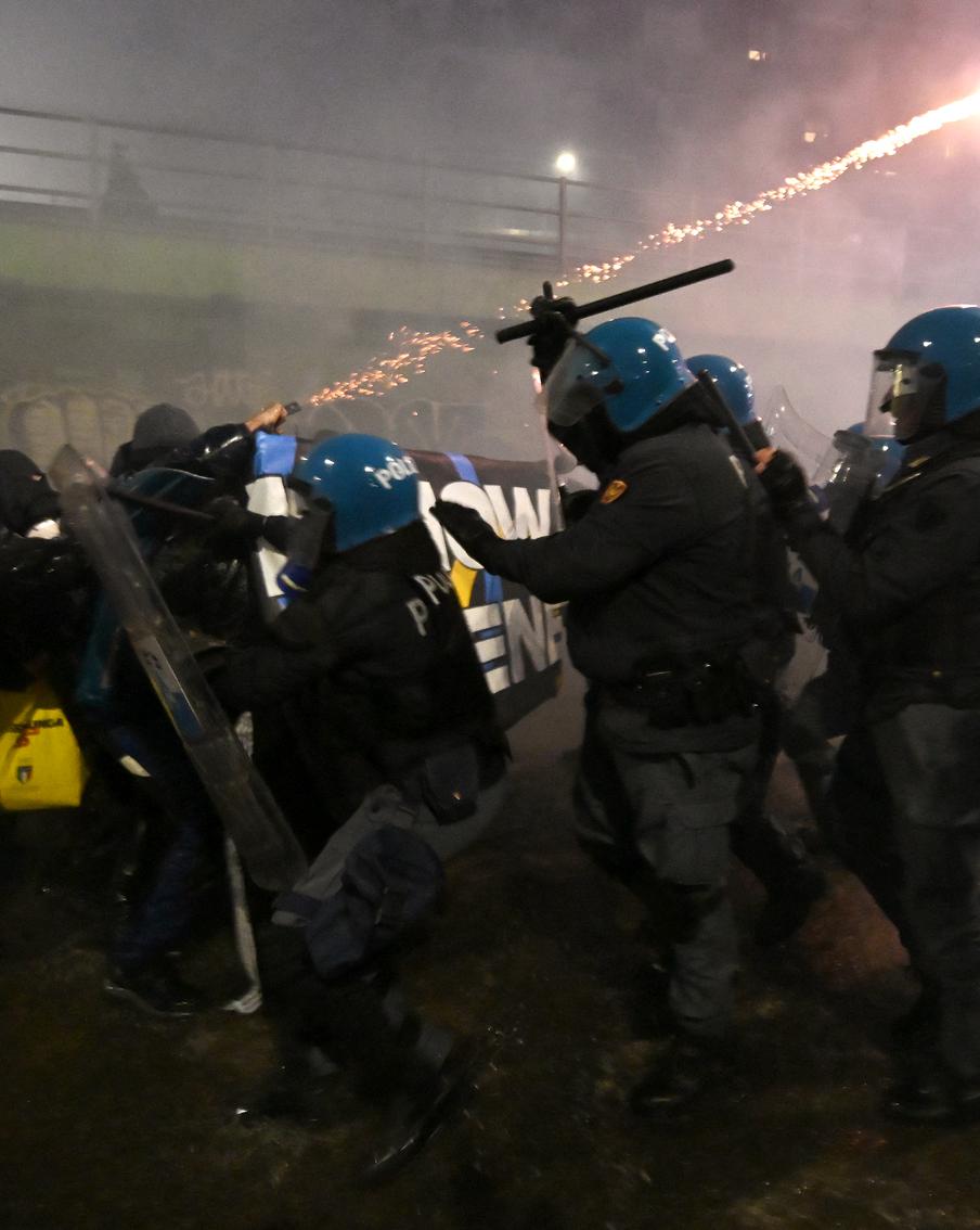 В первый день зимней Олимпиады Италию охватили протесты против её проведения. Тысячи протестующих вышли на марш против проведения в Италии Олимпиады в день её начала. Акция закончилась столкновениями с полицией