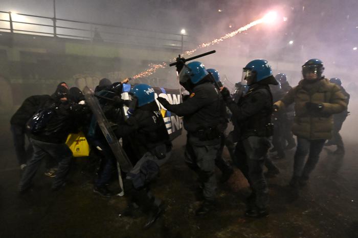 Многотысячные акции против зимней Олимпиады в Италии прошли в Милане