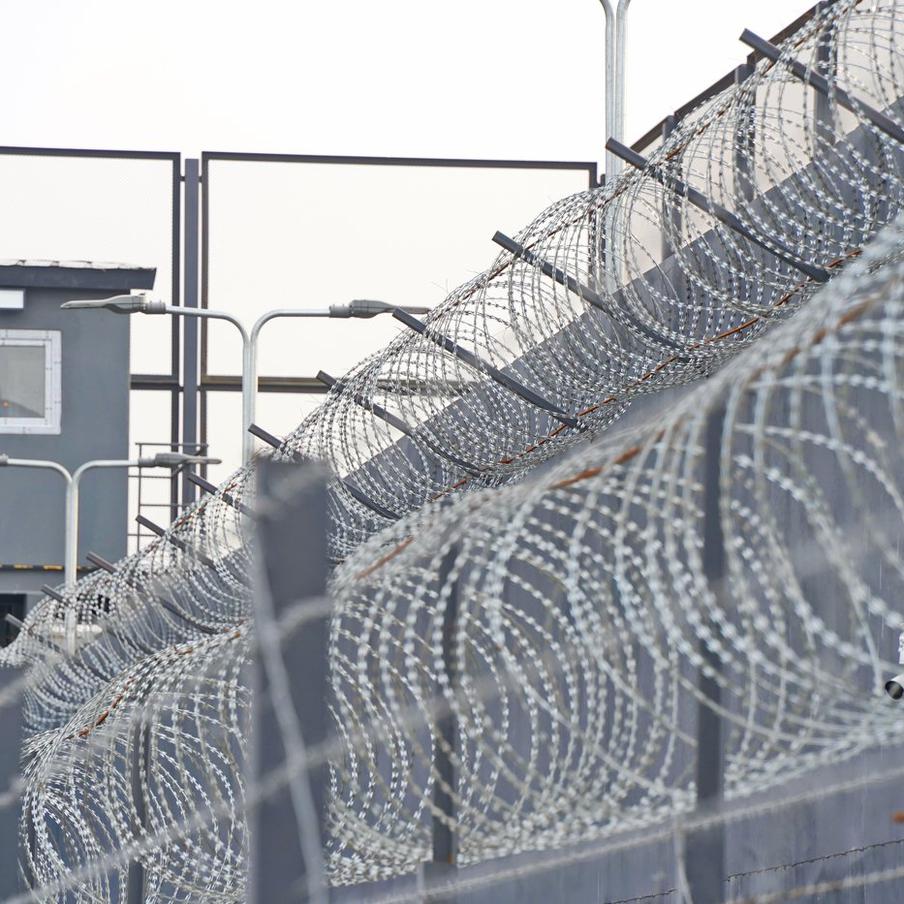 Серийного насильника и убийцу нашли мёртвым в СИЗО. В воскресенье в пресс-центре Государственной службы исполнения наказаний Киргизии было объявлено о смерти Кумарбека Абдырова, который обвинялся в серии убийств и изнасилований. Тело Абдырова было найдено в камере следственного изолятора в Бишкеке