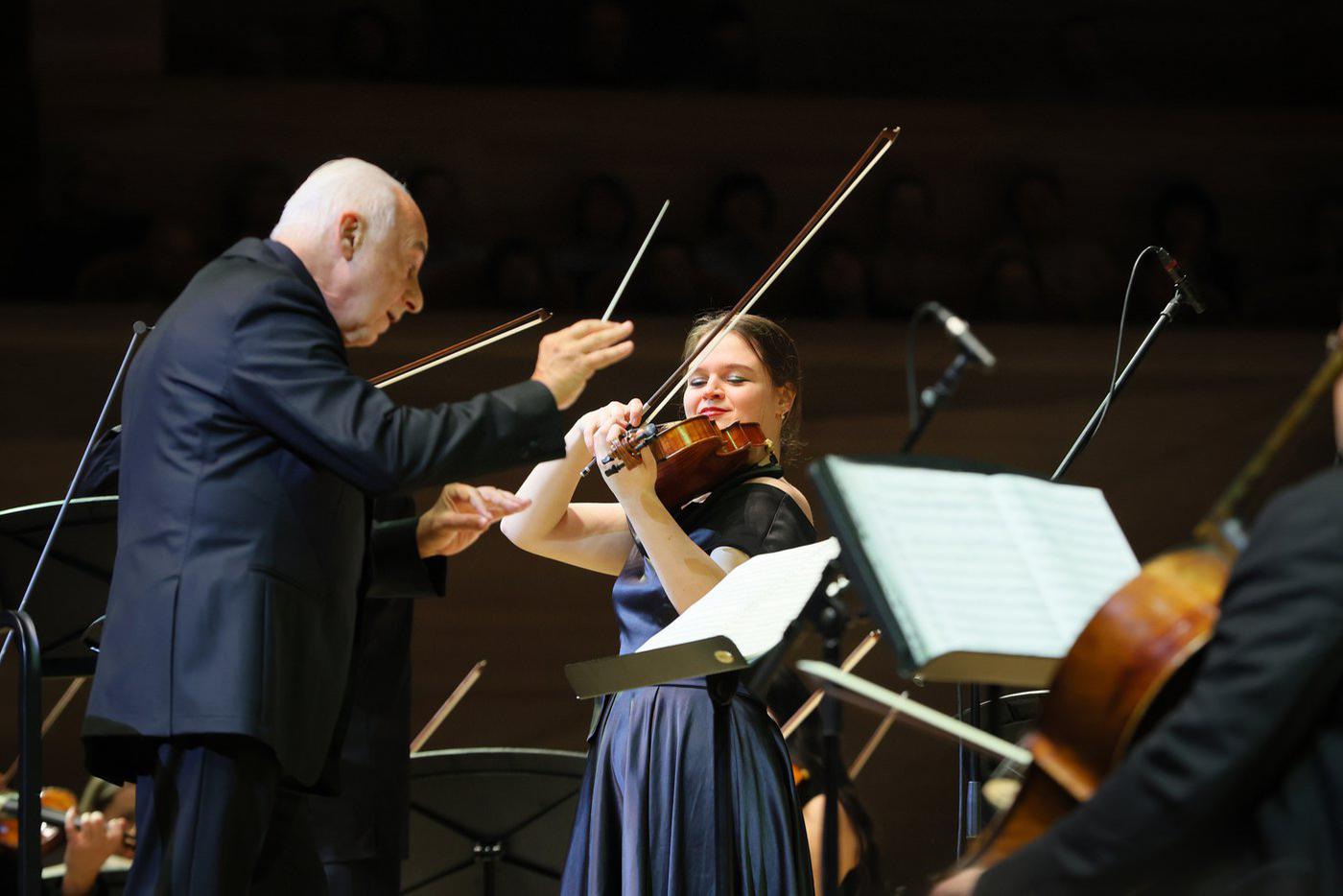 "Виртуозы Москвы" с особым вдохновением играют произведения Моцарта. 