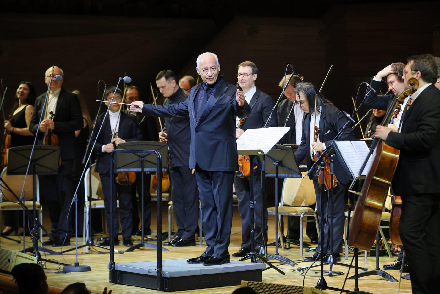 Выдающийся скрипач и дирижер, народный артист СССР, президент Московского международного Дома музыки Владимир Спиваков подарил зрителям незабываемые минуты восторга. Игру оркестра слушали на одном дыхании!