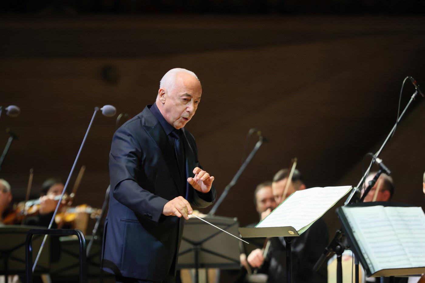 Дирижёрскую палочку Владимиру Спивакову подарил в 1984 году легендарный Леонард Бернстайн – дирижёр Нью-Йоркской филармонии. 