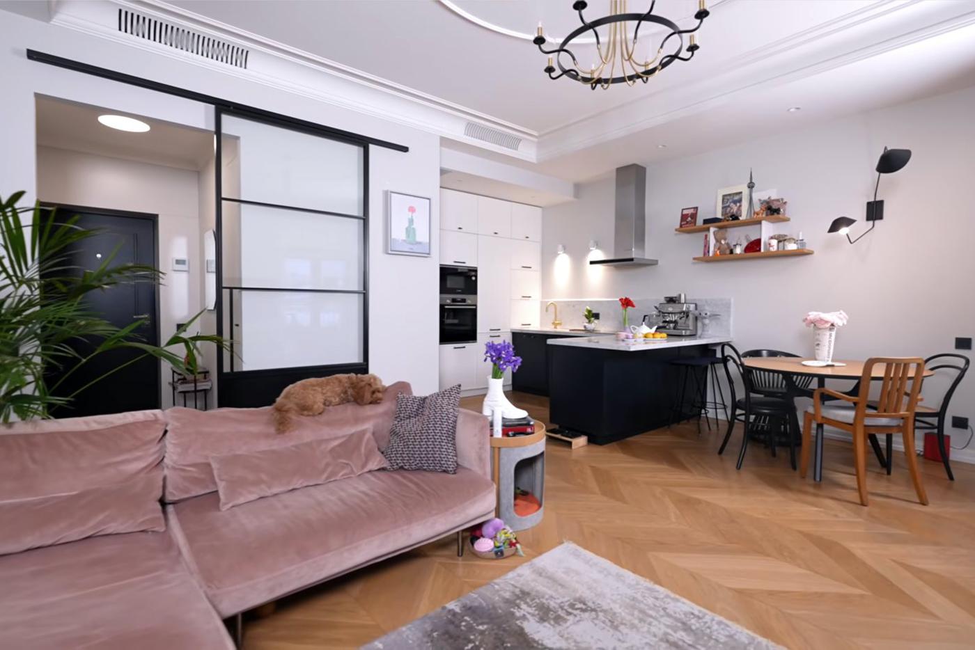 Вид на кухню-столовую.