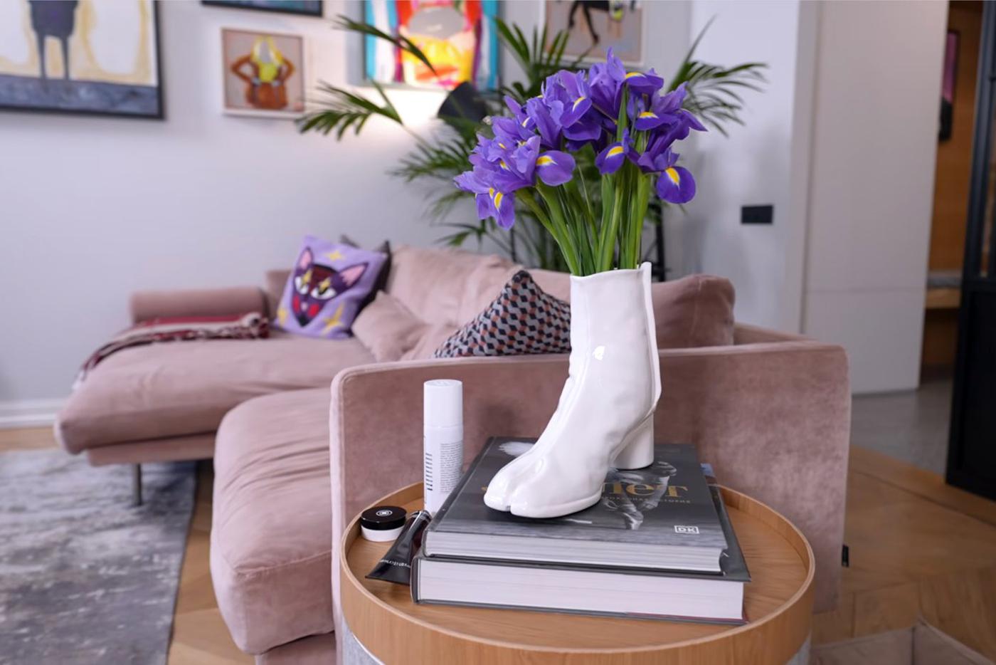 По всей квартире "разбросаны" предметы искусства.