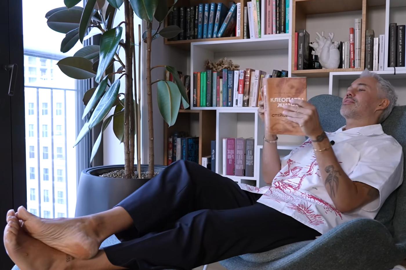 Так Александр планировал отдыхать в кресле, но по факту время на это есть только у кота.