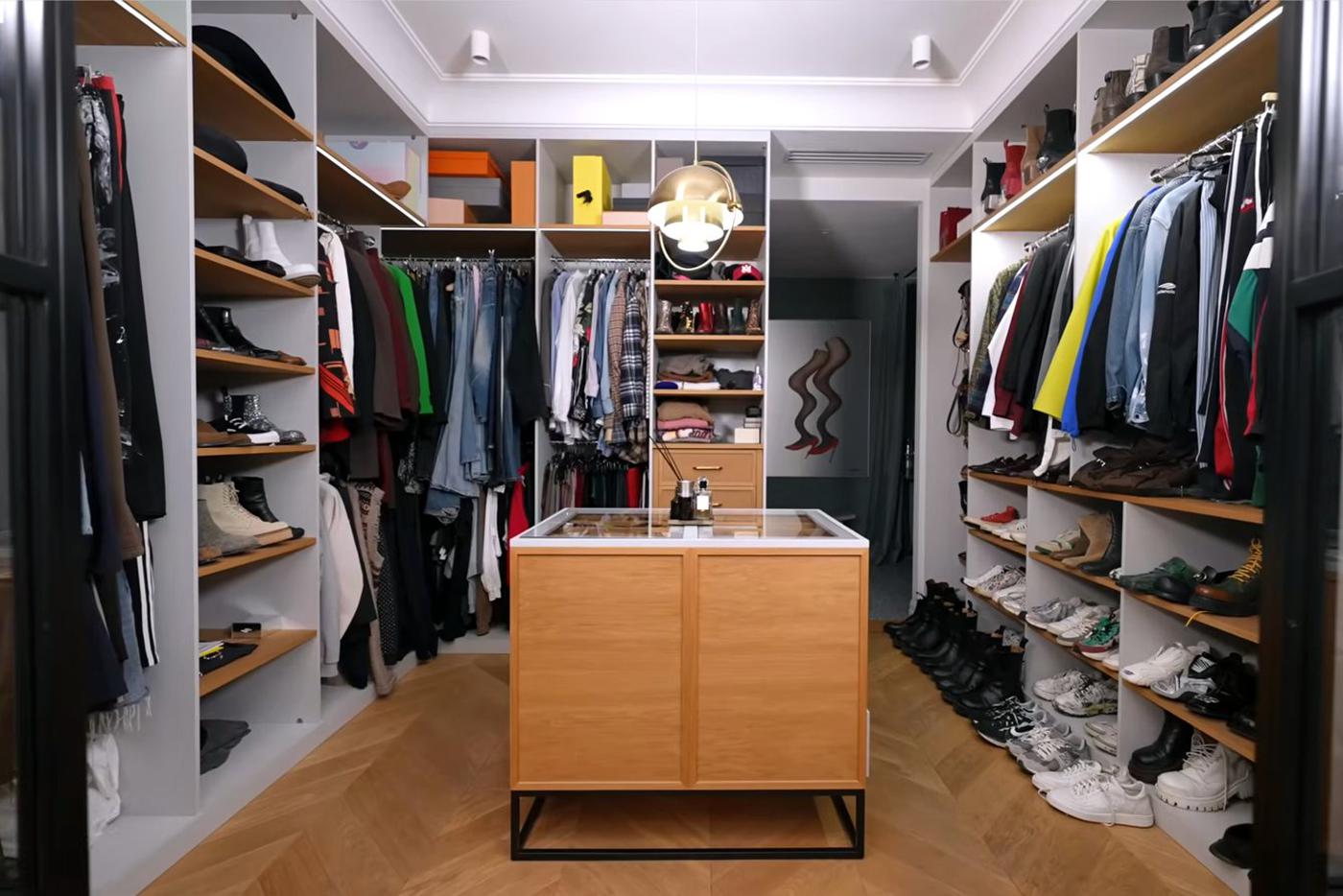 Старая гардеробная, ставшая местом хранения ахривных вещей и одежды для особого случая.