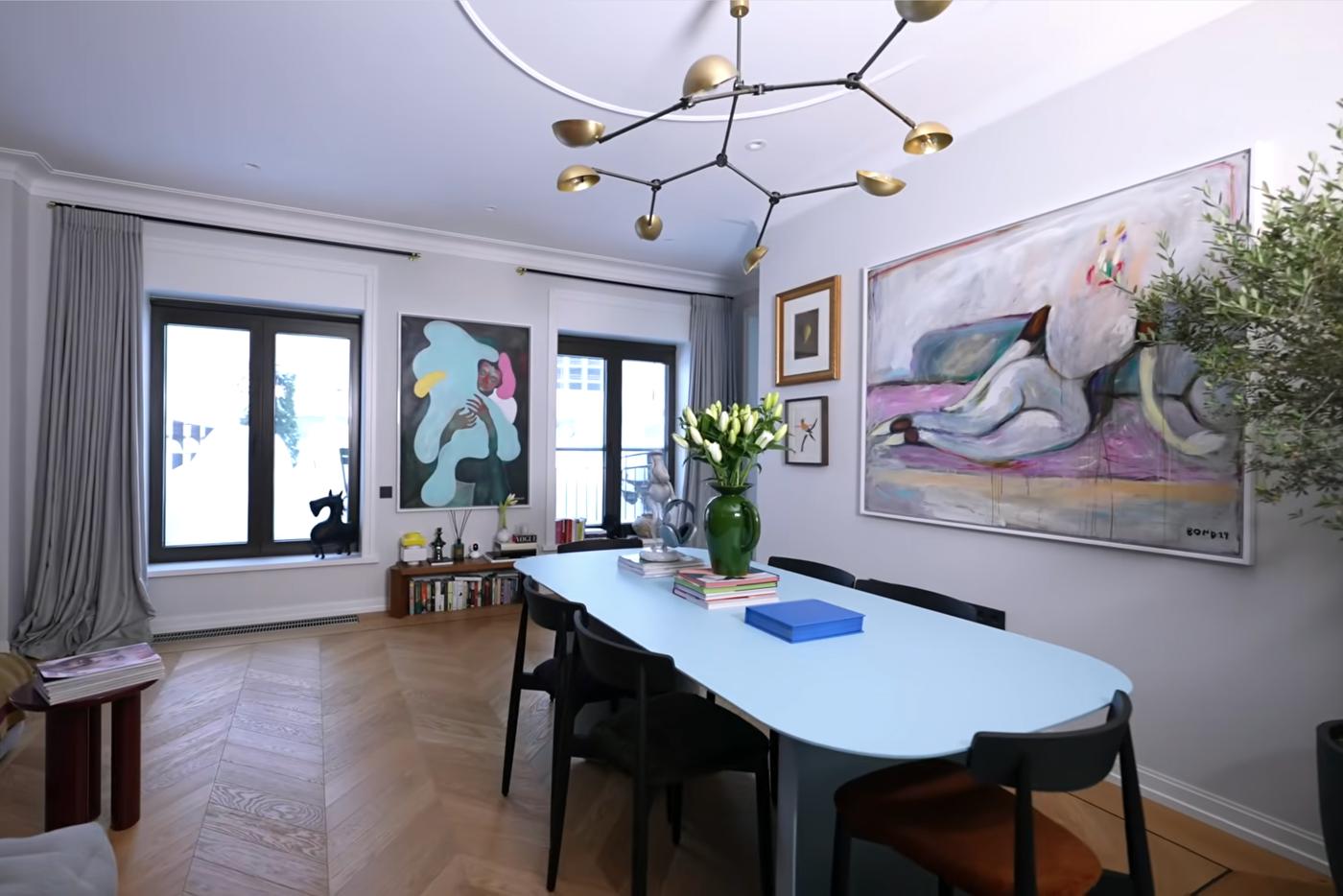 Через окна можно попасть на крышу.