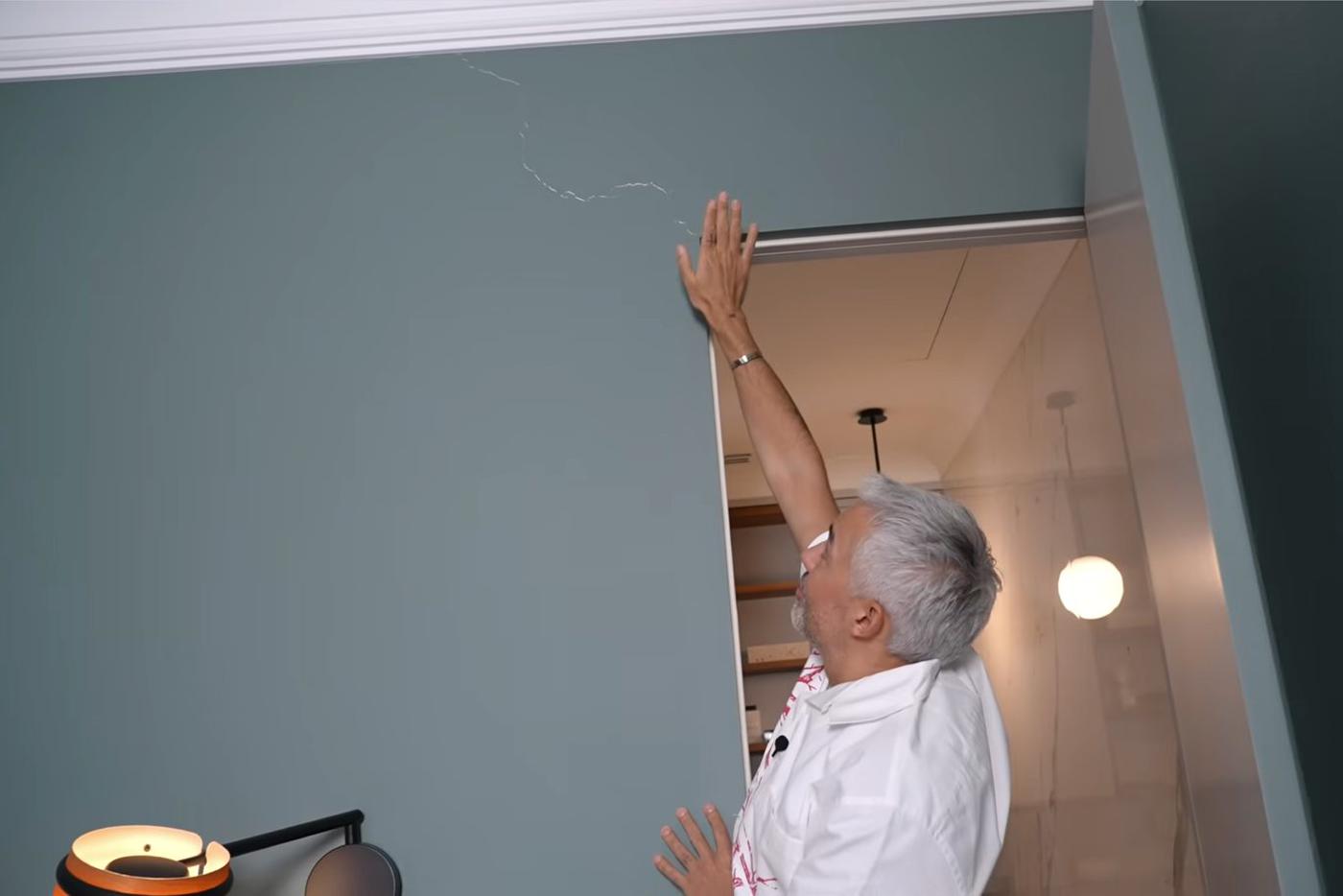 К трещинам на стенах стилист относится с философским спокойствием.