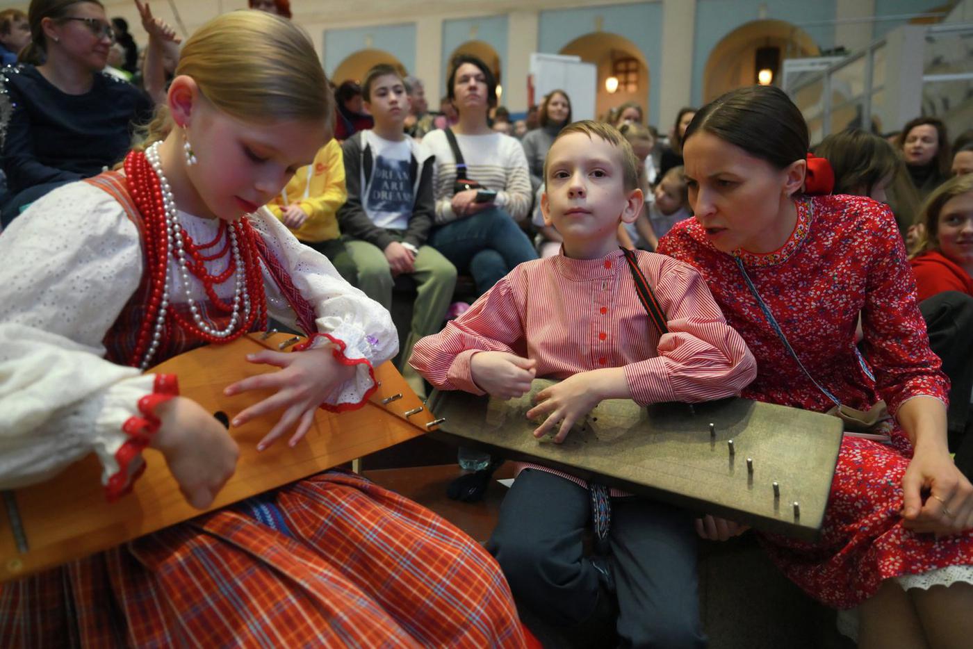 Преподаватель даёт последние наставления гуслярам перед исполнением знаменитого "Ах вы, сени, мои сени".