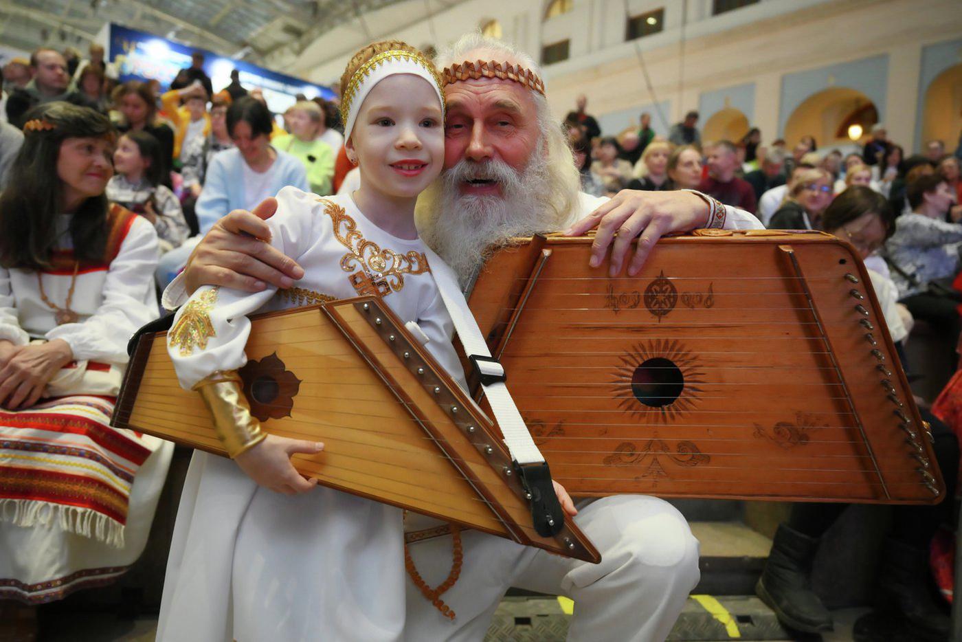 Гусляр Любослав неизменно в центре внимания фотографов.