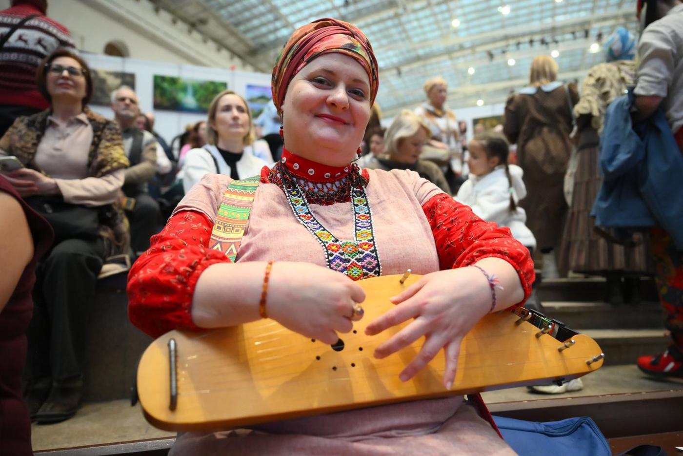 Участница музыкального коллектива "Гусли-band" Анастасия.