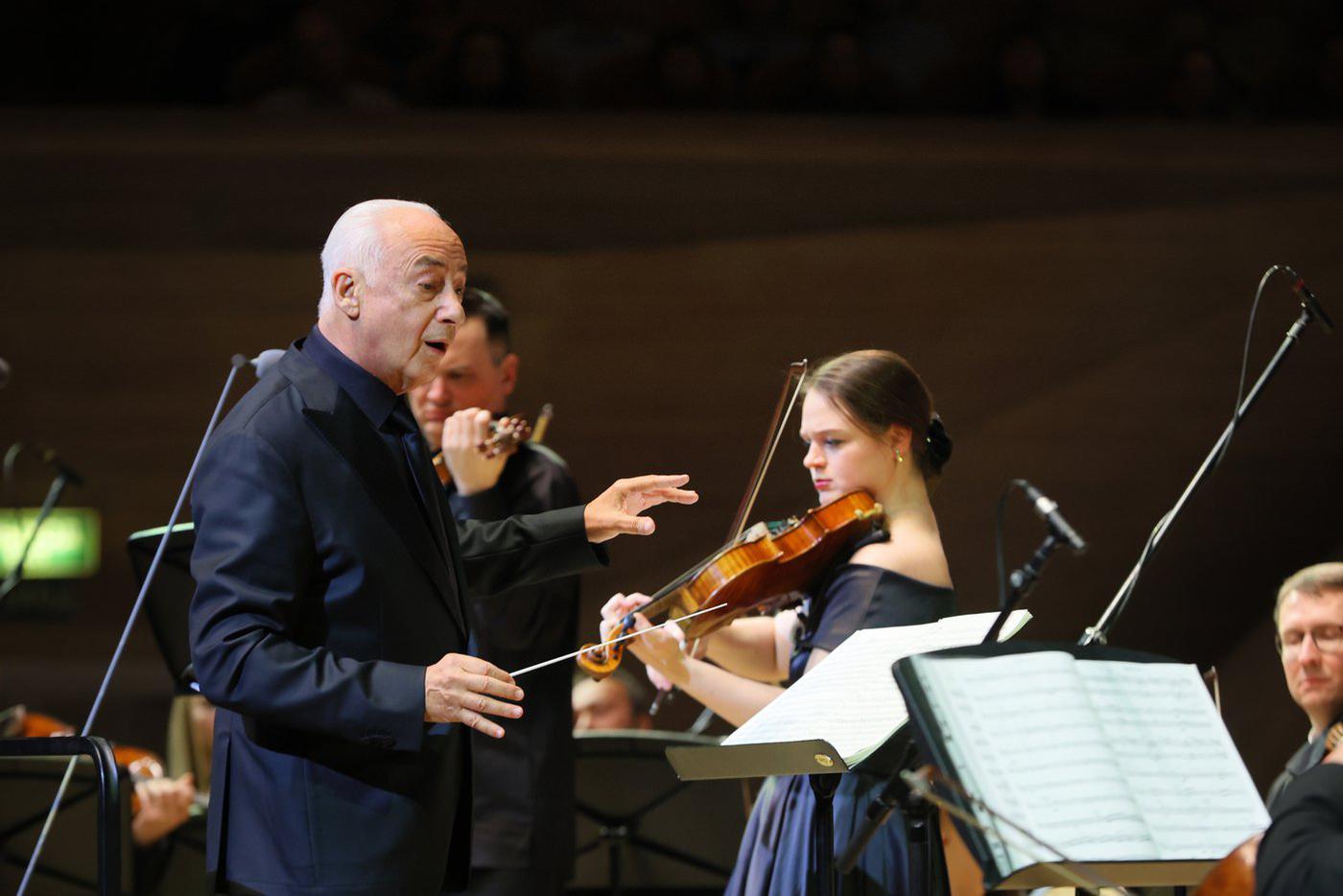 Владимир Спиваков дирижирует Марии Радзецкой.