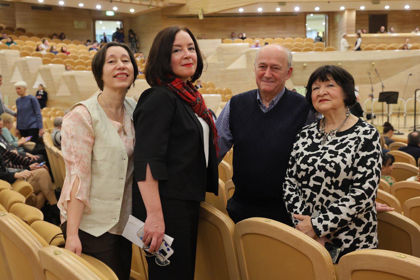 Семья Радзецких и их подруга скрипачка Екатерина Кириллова (первая слева), далее – Ольга Владимировна, Александр Прокопьевич и Любовь Яковлевна. 